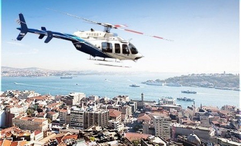 Полет над городом на вертолете
