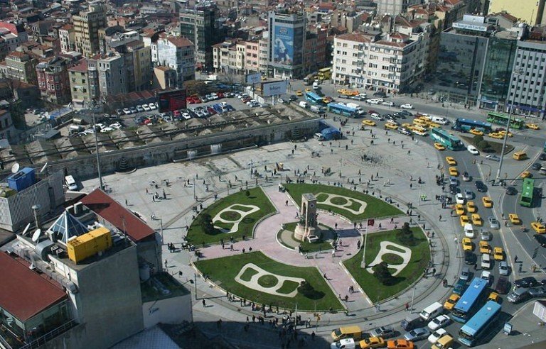 Площадь Таксим -традиционное место парадов
