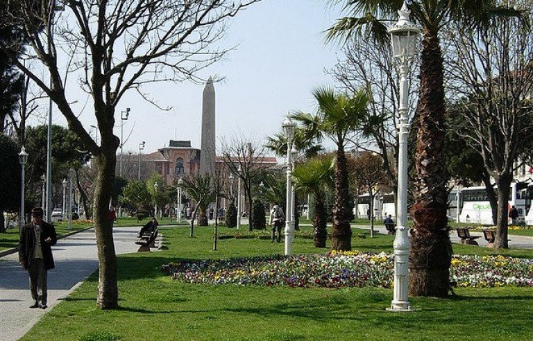 Площадь Ипподрм в районе Султанахмет
